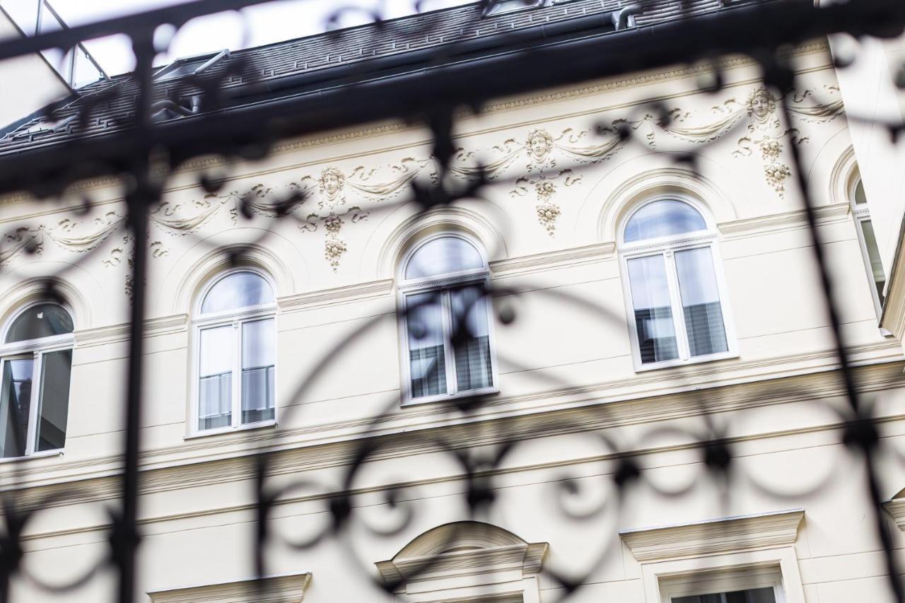 City Center Apartment With Balcony Budapest Eksteriør bilde