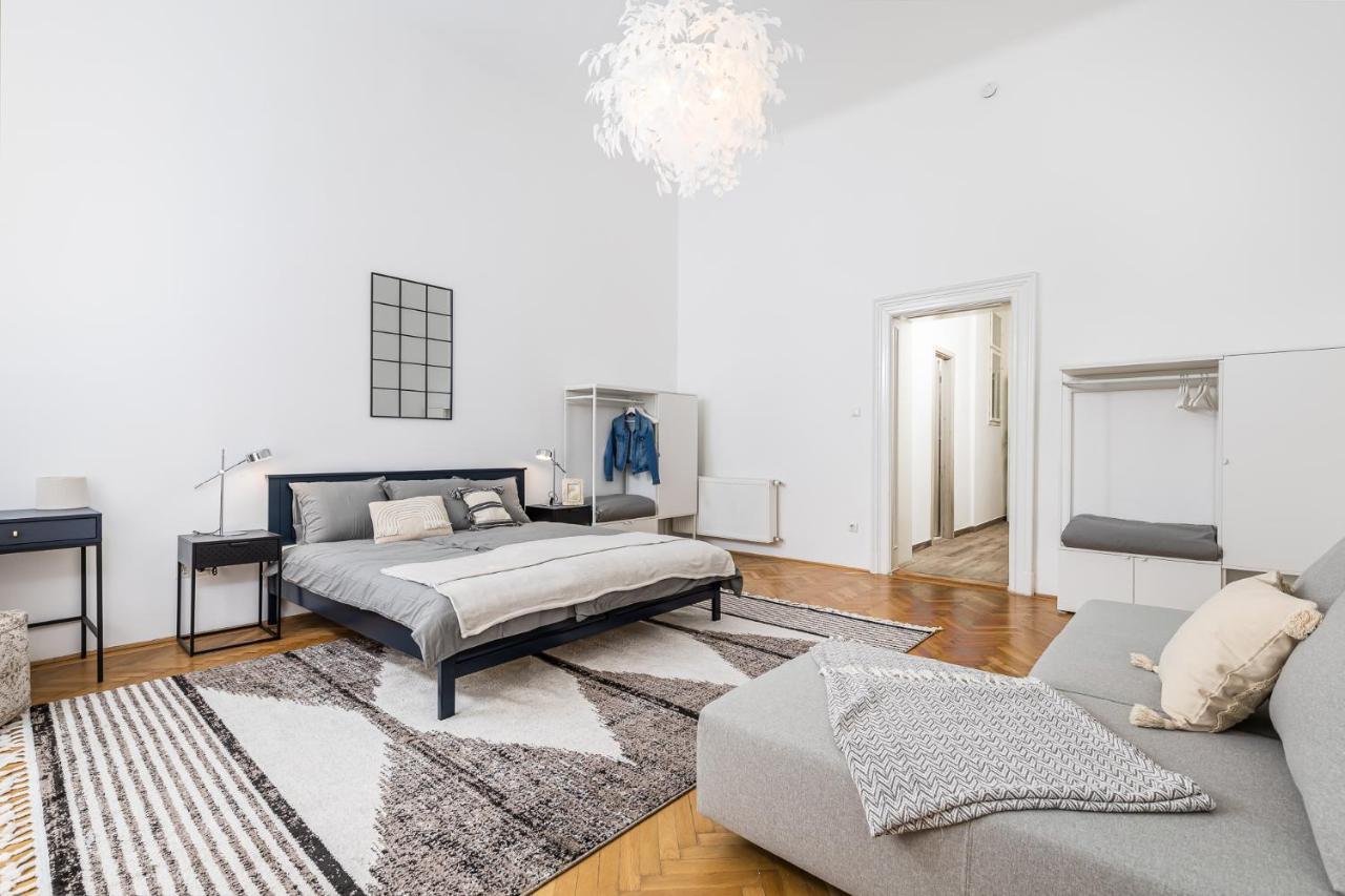City Center Apartment With Balcony Budapest Eksteriør bilde