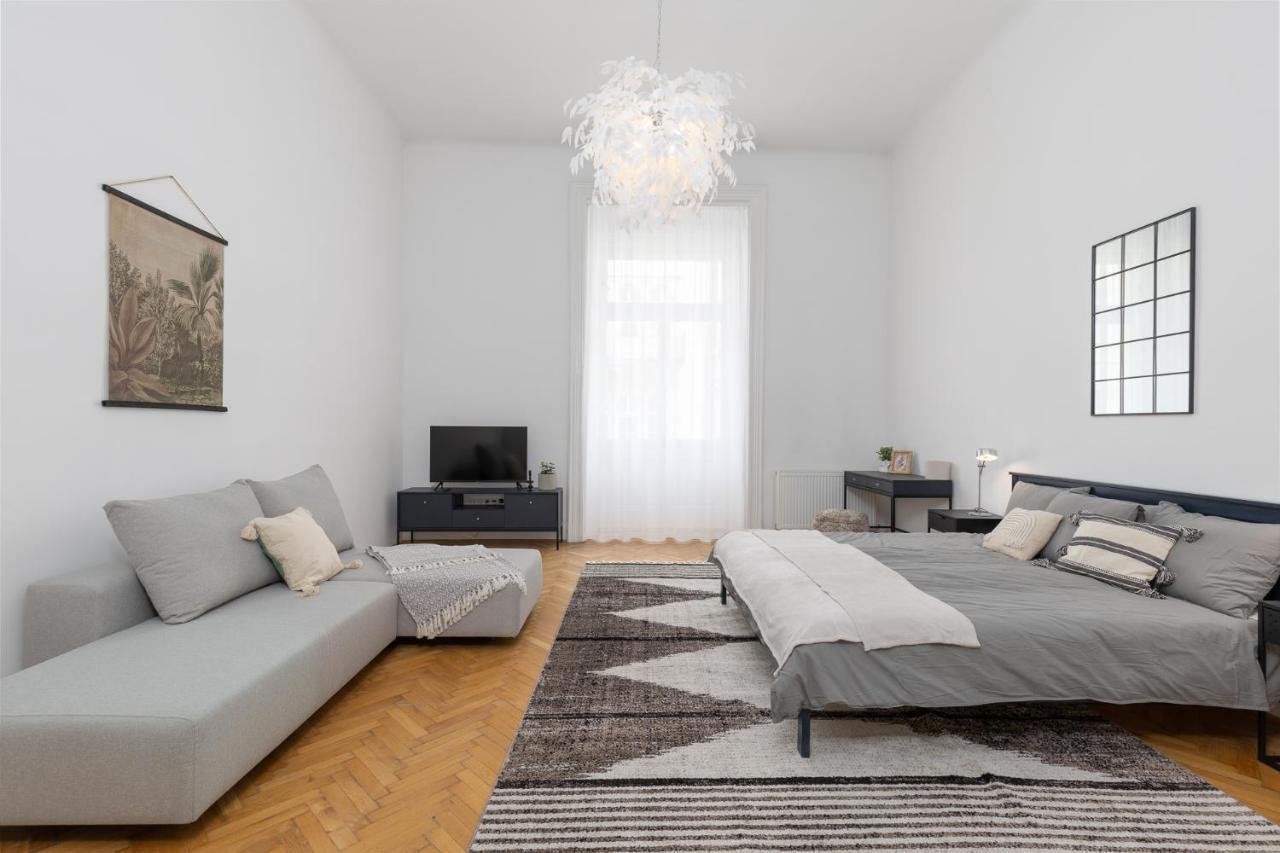 City Center Apartment With Balcony Budapest Eksteriør bilde